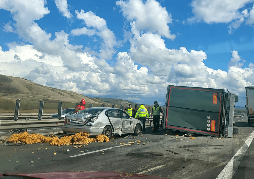 A1 închis circulației, pe sensul Sibiu-Sebeș. Carosabil plin cu cartofi dintr-un TIR răsturnat