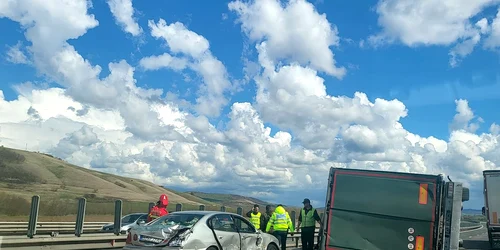 Autostrada A1 Sibiu acoperită de cartofi dintr un TIR răsturnat pe șosea în zona Miercurea Sibiului Foto Carmen Preda jpeg