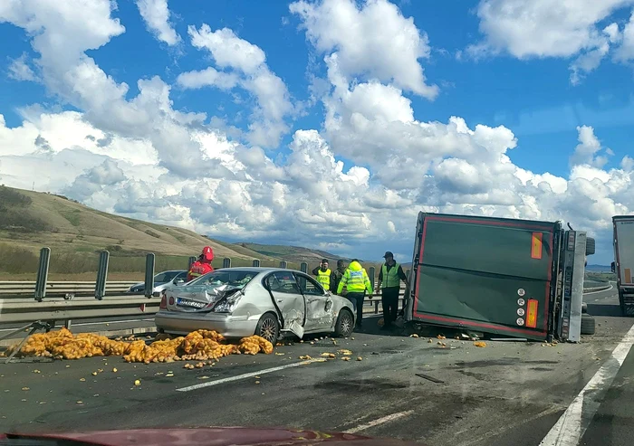 TIR-ul răsturnat în zona Miercurea Sibiului