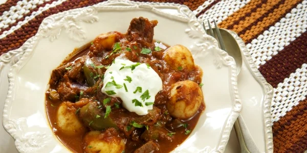 gulas de vita cu sos de vin si rosii