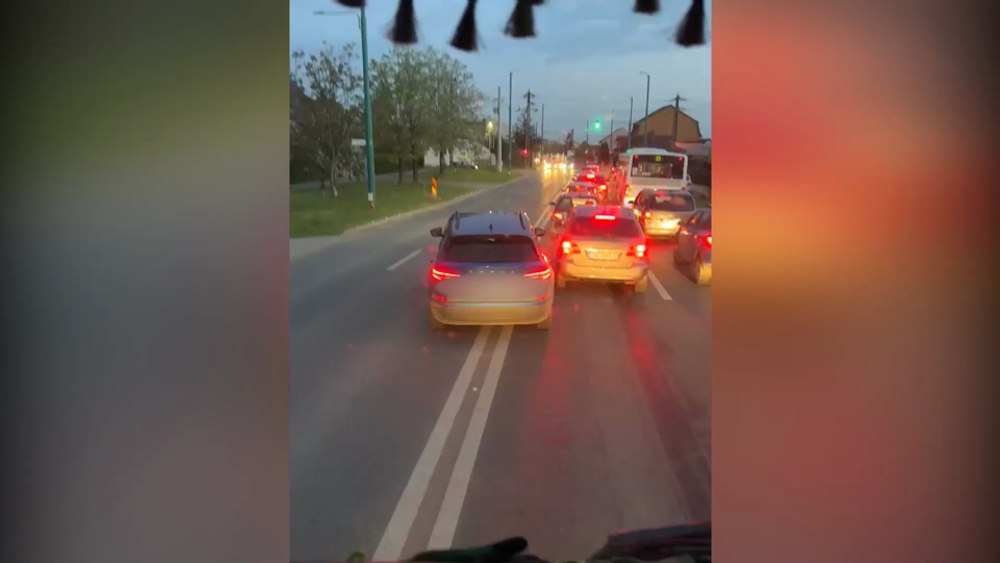 Tupeul incredibil al unui șofer. Manevra făcută pentru a-i depăși pe „fraierii“ din coloană VIDEO 