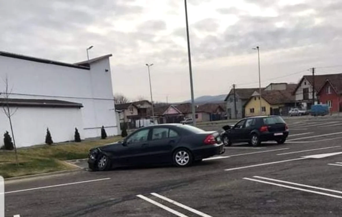 Maşinile au fost părăsite în parcare de către cei doi şoferi. Foto Facebook
