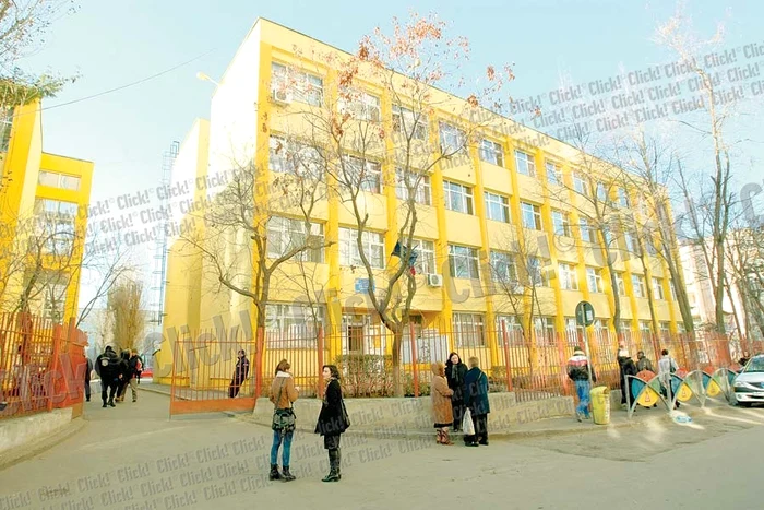 
    Şcoala nr. 172 «Sfântul Andrei». Părinţii susţin că profesorii  au avut pretenţii mari pentru  fondul şcolii: imprimante,  laptopuri şi televizoare (Fotografii: Marian Iliescu )  