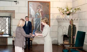Cristina Ţopescu şi Mihaela Rădulescu, decorate de Regele Mihai prin intermediul Principesei Margareta  (Foto: Daniel Angelescu/ familiaregala ro) jpeg