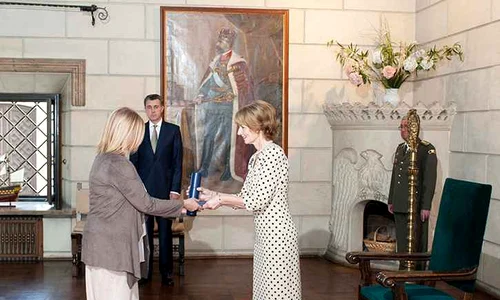 Cristina Ţopescu şi Mihaela Rădulescu, decorate de Regele Mihai prin intermediul Principesei Margareta  (Foto: Daniel Angelescu/ familiaregala ro) jpeg