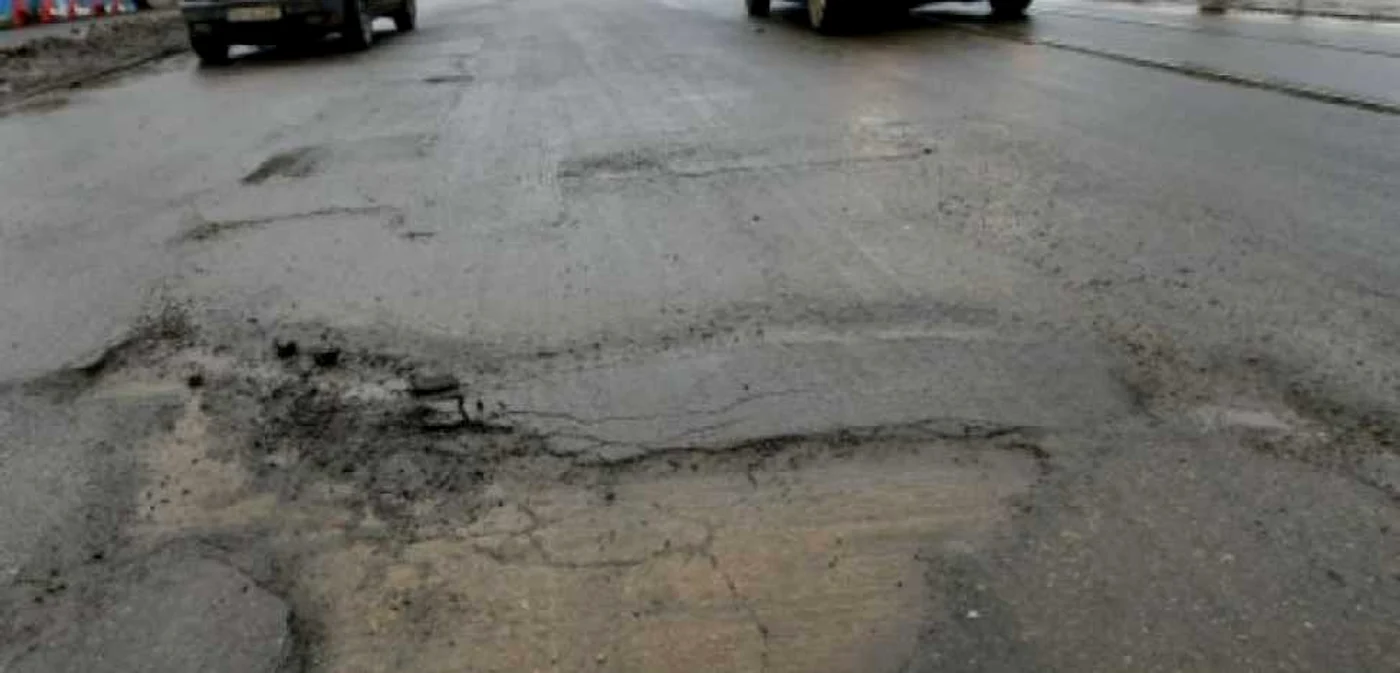 Zăpada topită a scos la iveală gropile de pe şosele Foto: Adevărul