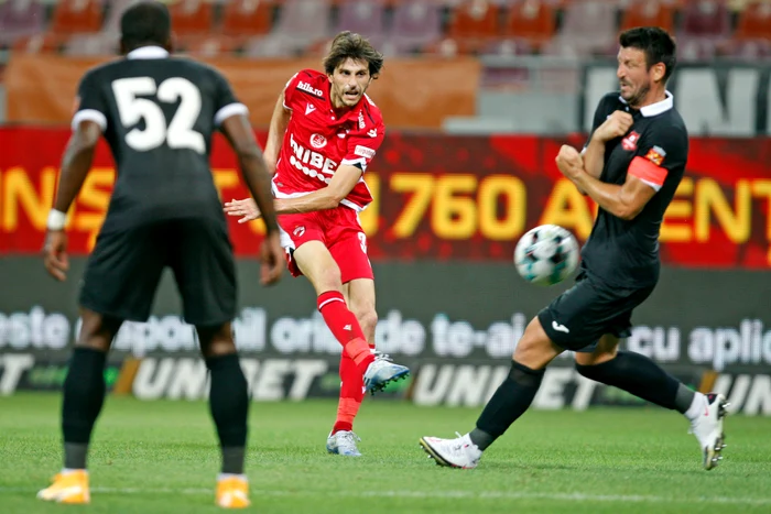 
    Dinamovistul Fabrini șutează spre poarta lui HermannstadtFoto: sportpictures.eu  