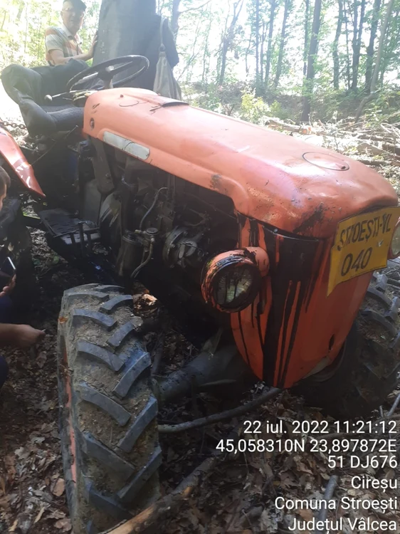 Tractor sub care un şofer a murit strivit după ce acesta s-a răsturnat într-o pădure din Stroeşti - Vâlcea Foto ISU Vâlcea