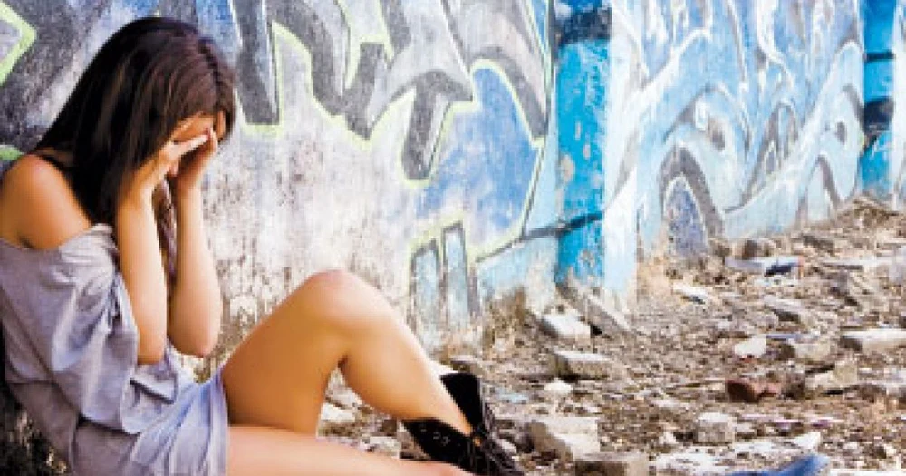Tânără abuzată sexual de tatăl şi de fratele său. Cum au aflat polițiștii ce i se întâmpla femeii