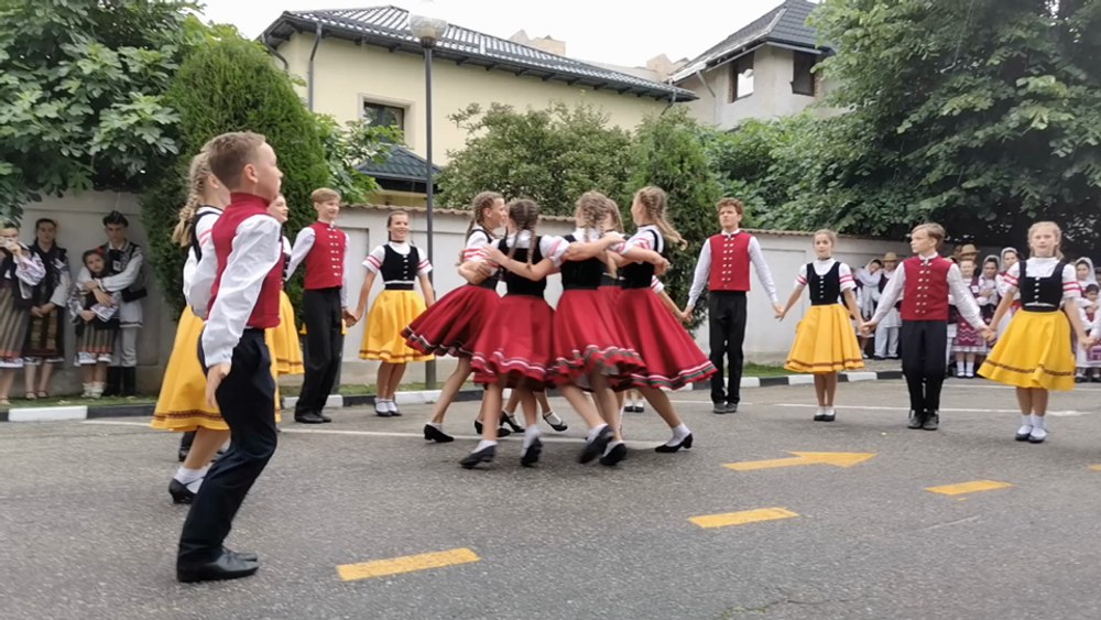 Copiii Călușarului. Micii dansatori care duc tradițiile mai departe se întrec în Olt. Ansamblu din Germania, invitat special VIDEO