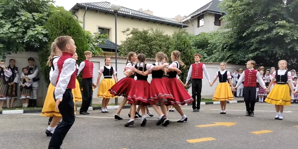Ansamblu din Germania la festivalul Călușul Românesc  Slatina 2023 mp4 thumbnail png