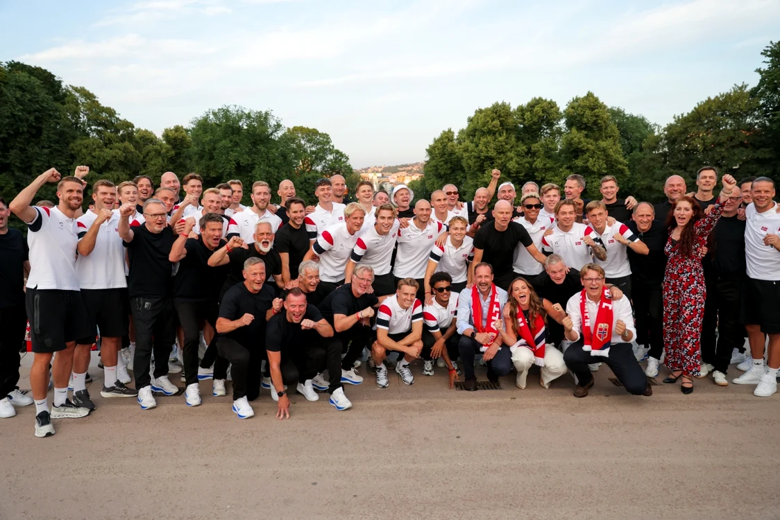 Fotbaliștii norvegieni s-au pozat alături de componenți ai familiei regale din Norvegia (Foto: EPA)
