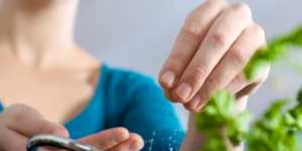 Majoritatea persoanelor sărează mâncarea fără ca măcar să o guste