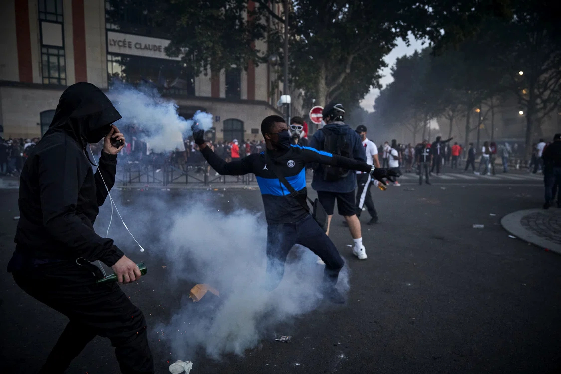 
    Fanii lui PSG s-au războit cu forțele de ordine pe străzile din ParisFoto: Guliver / GettyImages  