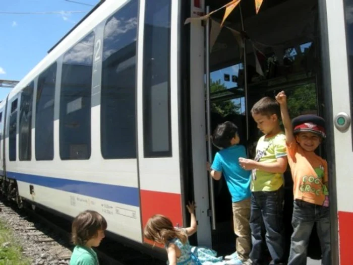 
    Copiii sunt încurajați să se plimbe cu trenul în cadrul campaniei ”Școala Altfel”  