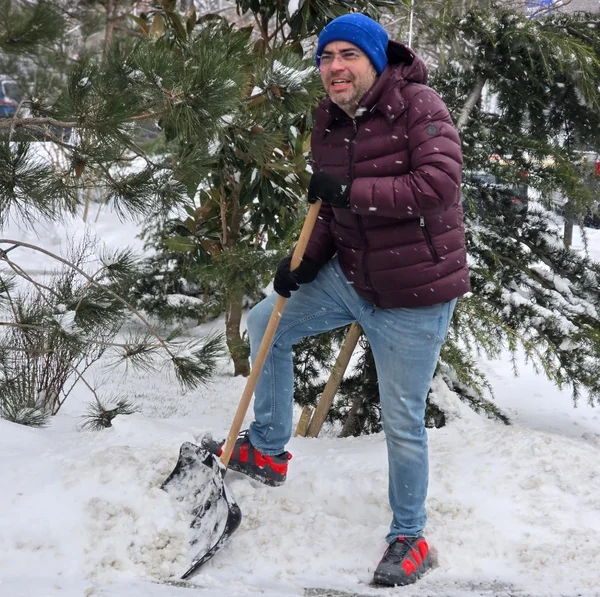 Răzvan  Popescu  a curăţat  zăpada  în curtea  blocului