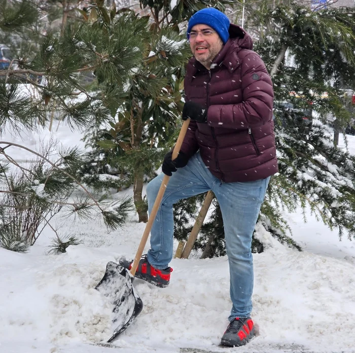 Răzvan  Popescu  a curăţat  zăpada  în curtea  blocului