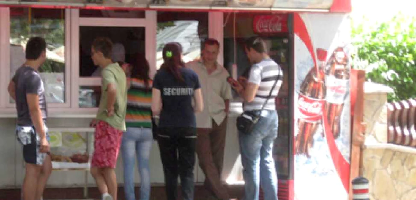 Botoşani: Fast-food-urile, bombe alimentare pe caniculă