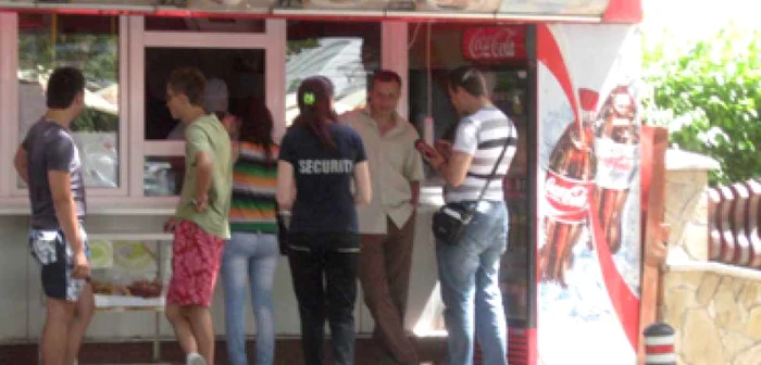 Botoşani: Fast-food-urile, bombe alimentare pe caniculă