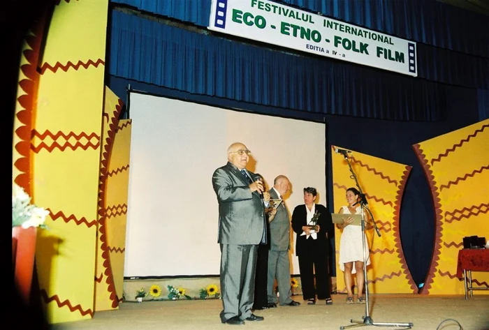 2002 - Elena Văduva şi Bianca Văduva la Eco Etno Folk Film, alături de Dinu Săraru şi Andrei Blaier