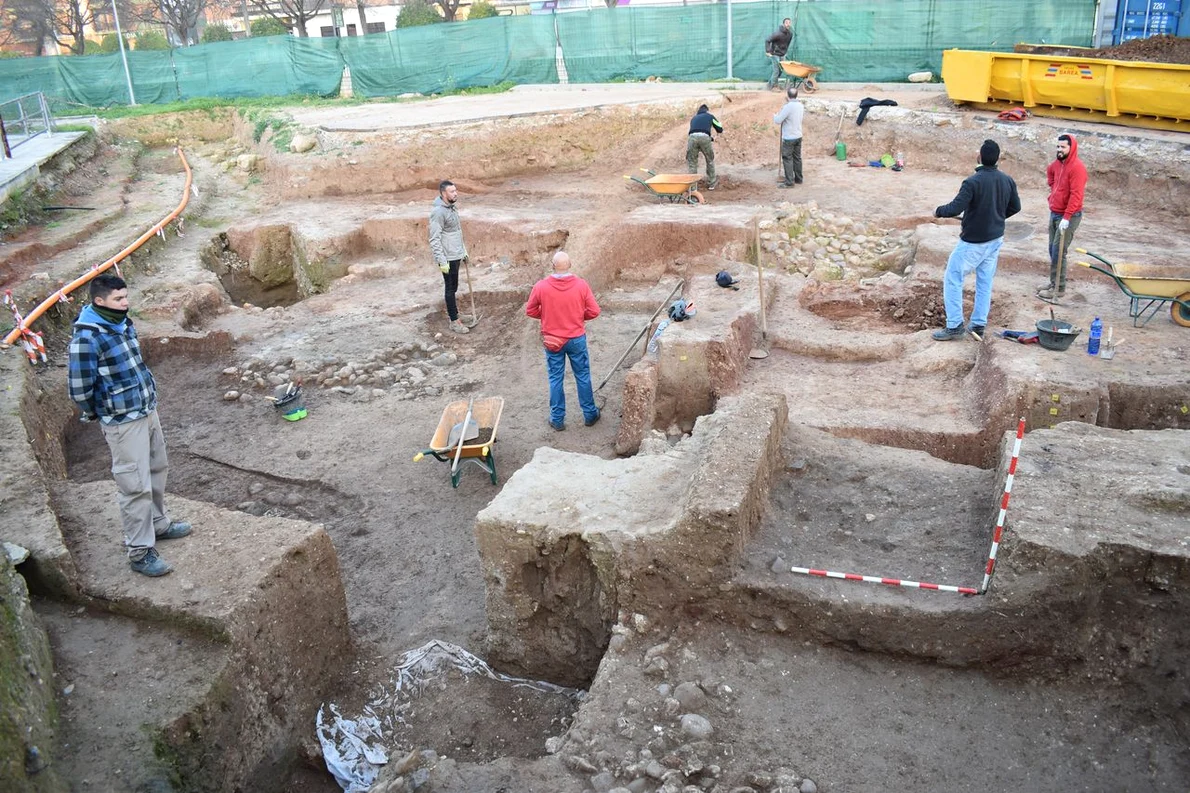 Osul misterios a fost descoperit în 2019 pe locul unui sat antic fortificat din apropierea orașului Córdoba, din sudul Spaniei (© Agustín López și Rafael Martínez)