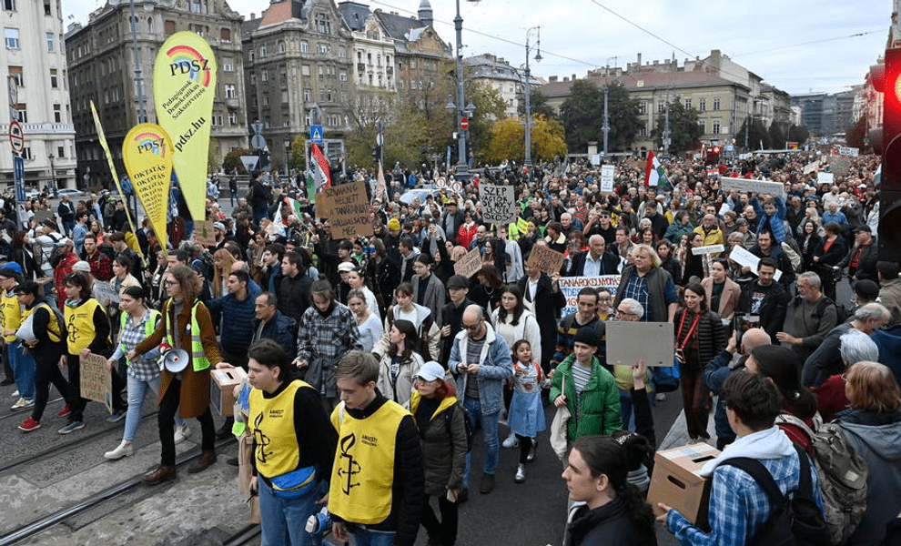 Manifestație anti-Viktor Orban, la Budapesta. Mii de oameni, printre care profesori și studenți, au strigat „Orban, pleacă!“