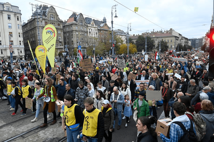 Elevi şi cadre didactice au protestat la Budapesta după demiterea unor profesori: „Este război psihologic“