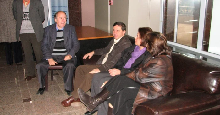 Finanţiştii au oprit ieri munca nemulţumiţi că nu mai au bani nici măcar să-şi plătească cheltuielile la întreţinere
