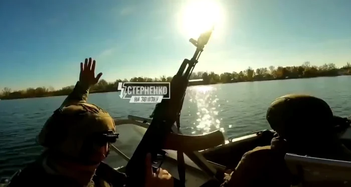 Un soldat a ridicat mâinile şi pistolul în aer și a cerut să nu se mai tragă Foto: captură video