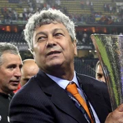 Mircea Lucescu si trofeul Cupei UEFA jpg