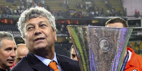 Mircea Lucescu si trofeul Cupei UEFA jpg