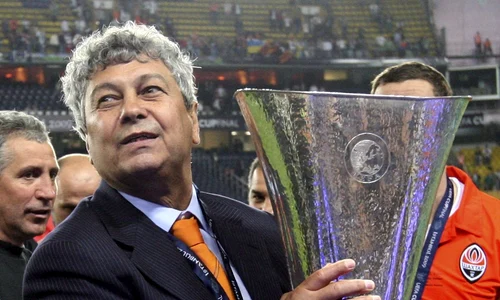 Mircea Lucescu si trofeul Cupei UEFA jpg