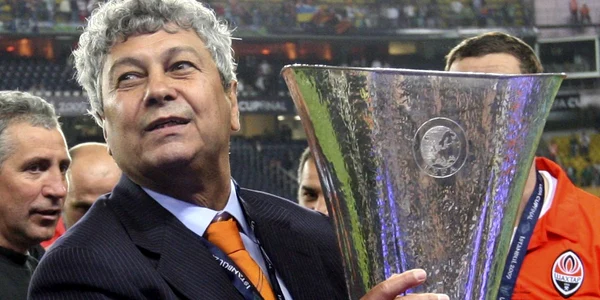 Mircea Lucescu si trofeul Cupei UEFA jpg