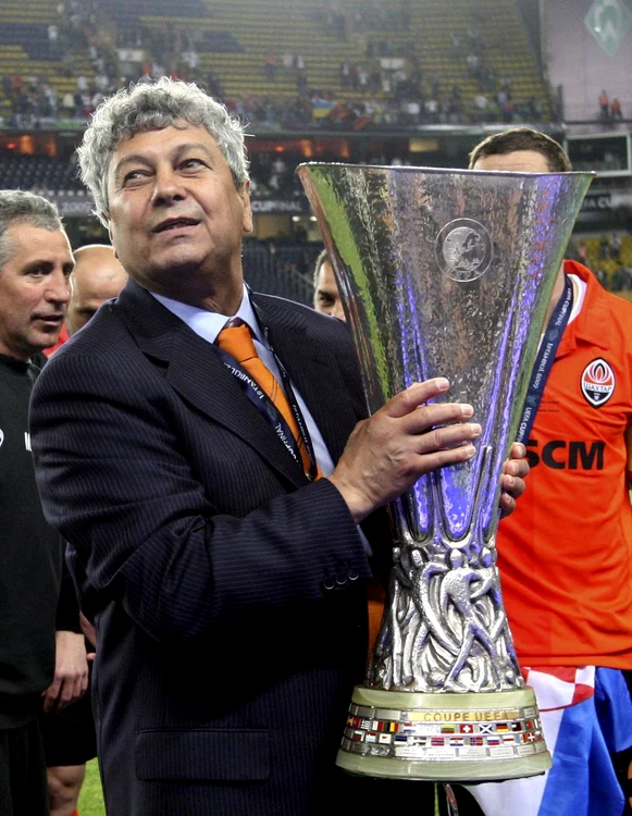 Mircea Lucescu, cu trofeul Cupei UEFA, cucerit în 2009, la 64 de ani (FOTO: EPA)