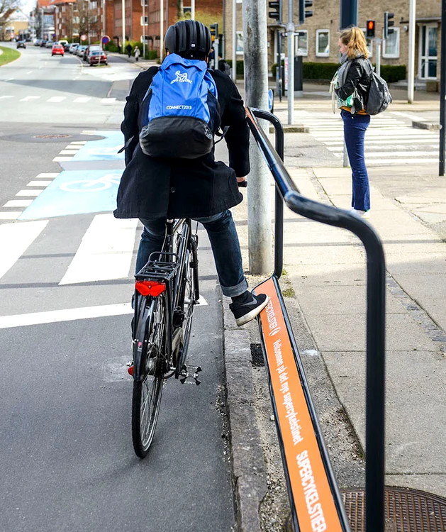 Locuri de așezat picioarele pentru bicicliști. Foto: denmark.dk