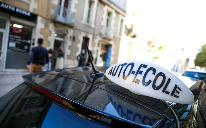 Tânărul dădea examenul auto în locul altor candidați. FOTO: X/@Coll_Nemesis