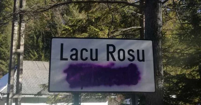 Denumirea în maghiară a localităţii Lacul Roşu a fost ştearsă