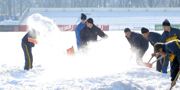 Rugbyştii obişnuiesc să deszăpezească terenul de joc de la "Arcul de Triumf" * Foto: Marian Burlacu