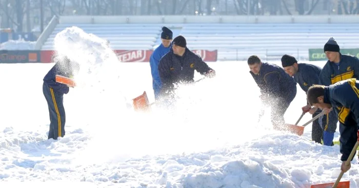 Rugbyştii obişnuiesc să deszăpezească terenul de joc de la "Arcul de Triumf" * Foto: Marian Burlacu