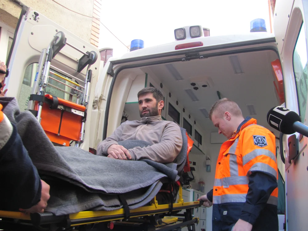 Medicul Sorin Ianceu a fost scos pe o targă şi urcat într-o ambulanţă