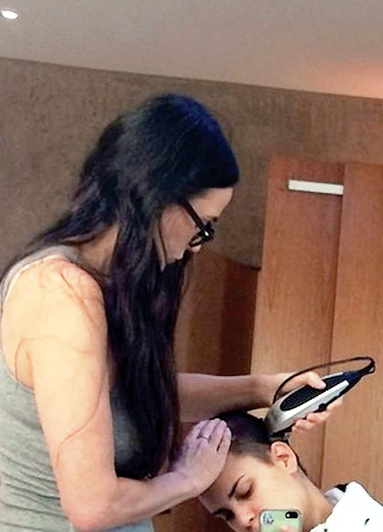 
    Demi Moore  (52 de ani) îşi rade  de fiecare dată fata  cu maşina de tuns  