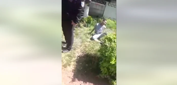 Copilul lovit de maşină avea piciorul rupt, dar nimeni nu l-a băgat în seamă FOTO captură video