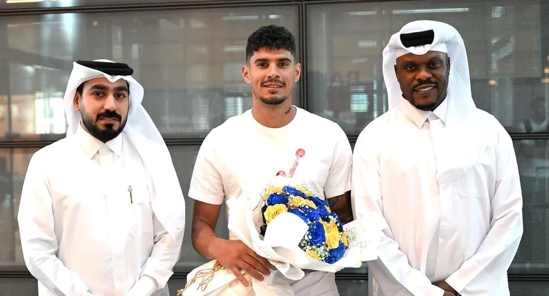Florinel Coman, alături de noii săi patroni arabi. Foto Al Gharafa