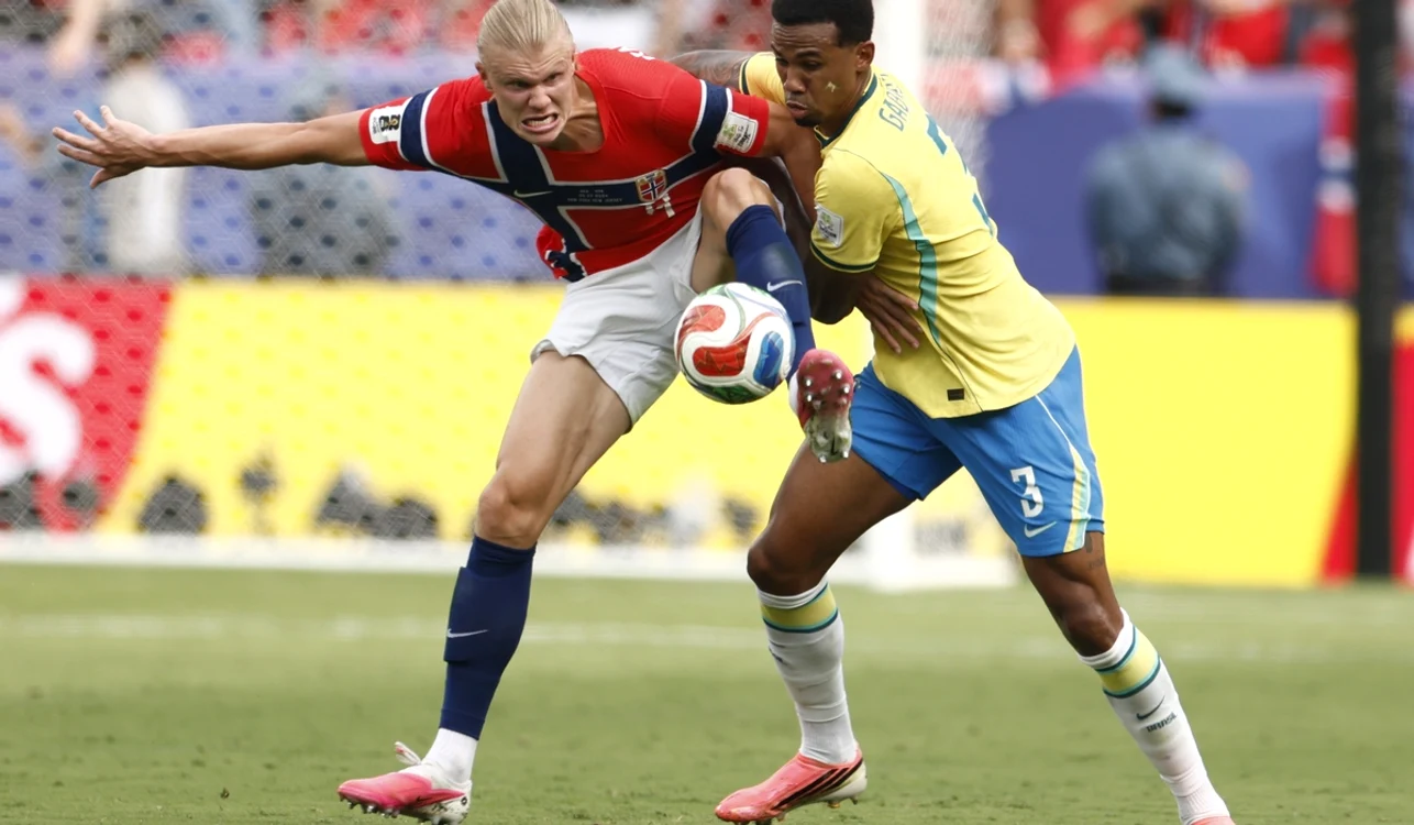 Erling Haaland (stânga), deja șapte goluri la primul său Mondial (FOTO: EPA)