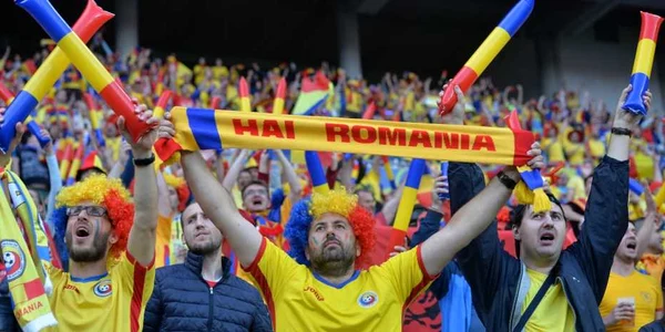 Suporteri români în tribune înaintea partidei dintre România şi Albania FOTO AP