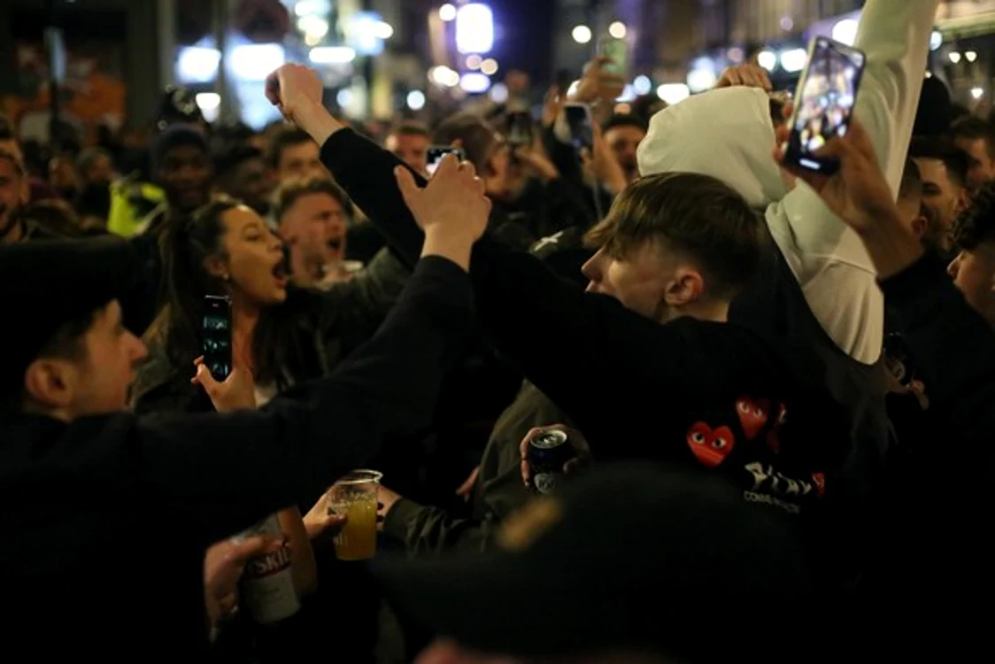 
    Terasele închise la 14 octombrie 2020  s-au redeschis la 12 aprilie   