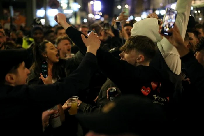 
    Terasele închise la 14 octombrie 2020  s-au redeschis la 12 aprilie   