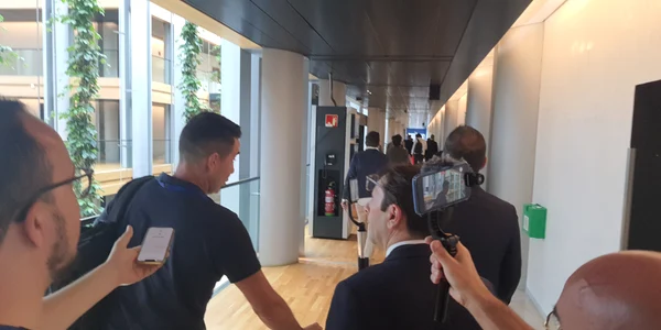 Roberto Vannaci urmarit de jurnaliști la reuniunea grupului Patrioti pentru Europa jpg