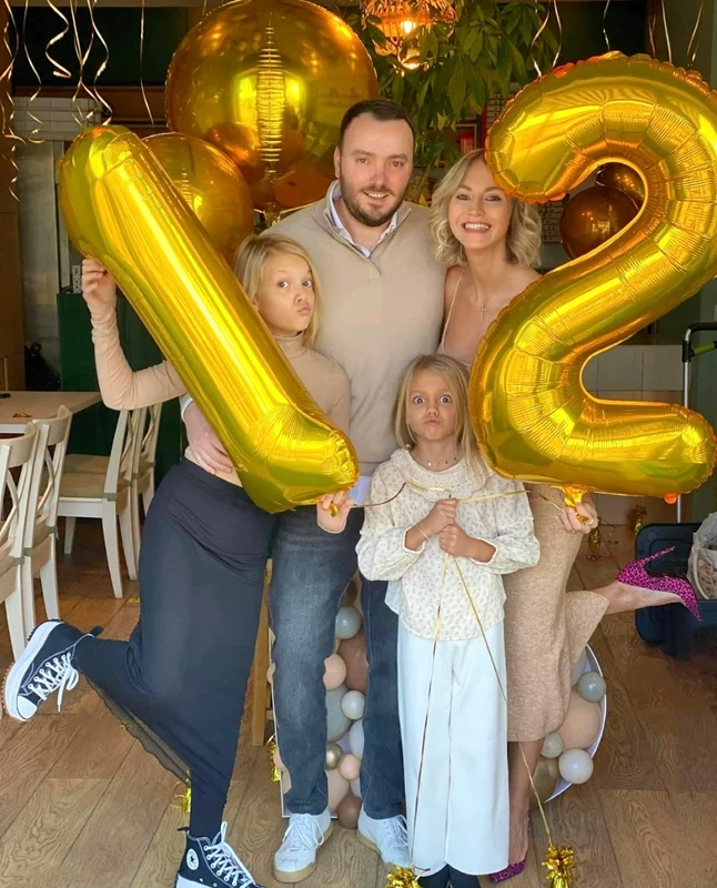 Andreea Perju, alături de fetițe sale și bărbatul de care a divorțat. Sursă: Facebook