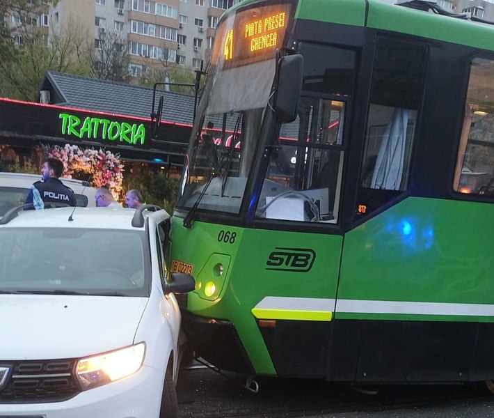 Accident în Sectorul 6. Circulația tramvaielor și autobuzelor a fost blocată